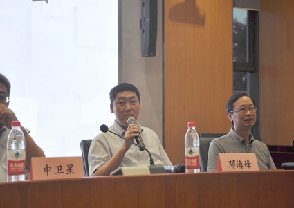 图为|院党委书记邓海峰致辞随后的互动环节,新生们就学习法律所需要