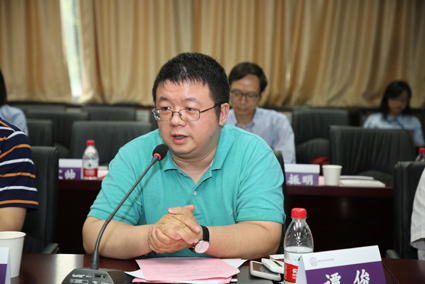 图为|百度公司法律部总经理谭俊进行主题发言中国华融资产管理股份