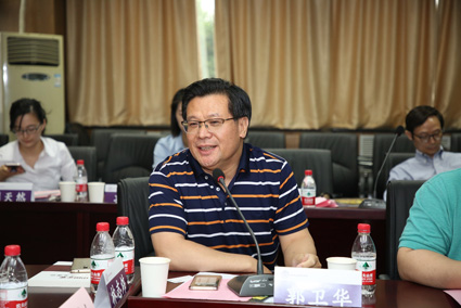 图为|中国华融资产管理股份有限公司法律合规部总经理郭卫华进行主题